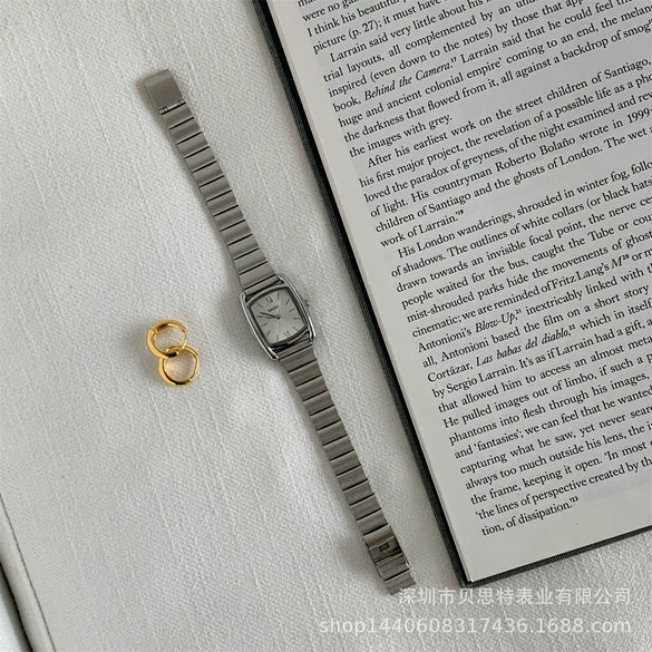 Women's Fashion Wine Barrel Shape Alloy Watch With Bamboo Band