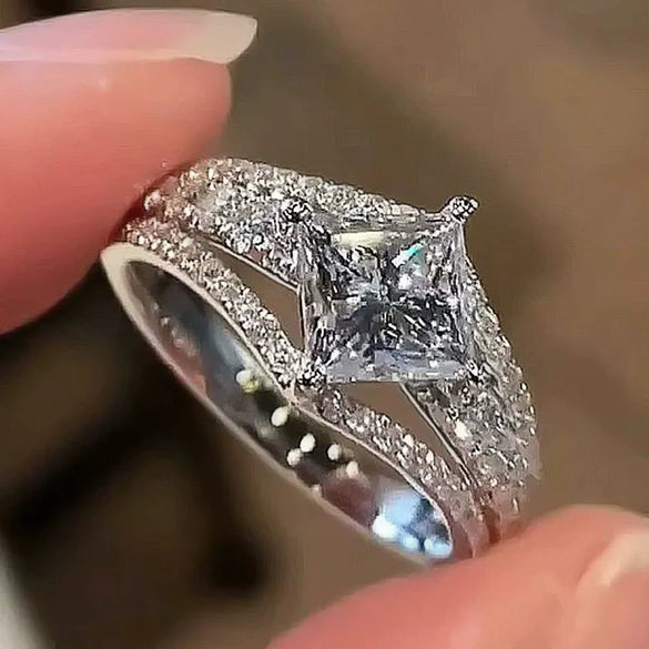 Women's Fashionable Light Luxury Elegant Copper Ring Inlaid With Shiny Zircon Rhombus Geometric Style