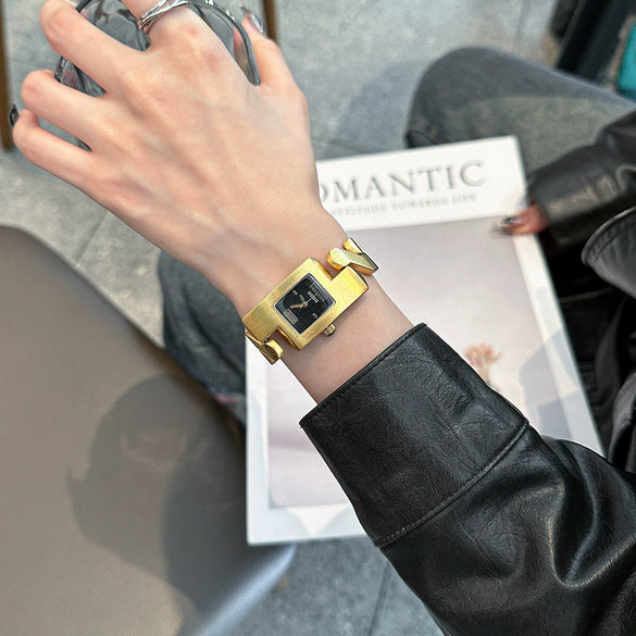 Women's Fashionable Vintage Watch With Steel Band Square Dial Alloy Case And Mineral Reinforced Glass Mirror