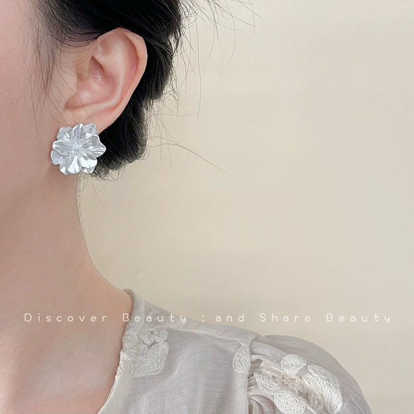 Women’s Floral Flower Earrings With Plastic And Resin Construction And Electroplated Finish