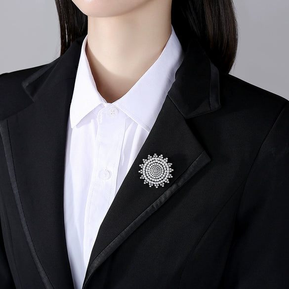 Women's Geometric Brooch Pin With Electroplated Copper Microinlaid Zircon And Imitation Pearl Retro Simple Fashion Corsage