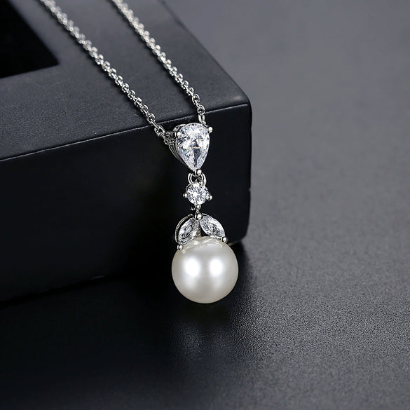 Women's Geometric Copper Pendant Necklace With Zircon And Pearl Detail Electroplated Simple Fashion Jewelry
