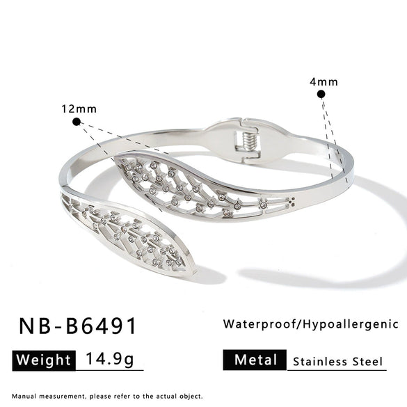 Women's Geometric Hollow Stainless Steel Bracelet With Rhinestone Accents And 18K Gold Vacuum Plated Simple Fashion Style