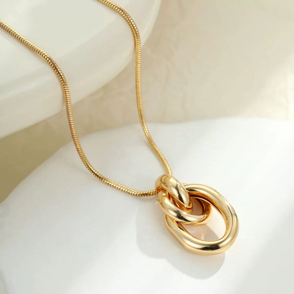 Women's Geometric Knot Pendant Necklace Simple Versatile Copper Clavicle Chain With Electroplated Gold Finish Jewelry