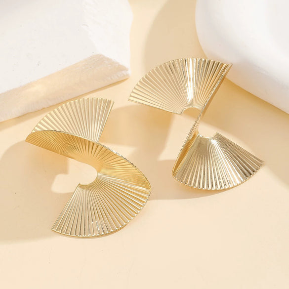 Women's Geometric Metal Pearl Earrings With Electroplated Finish Exaggerated Retro Fashion Statement Jewelry