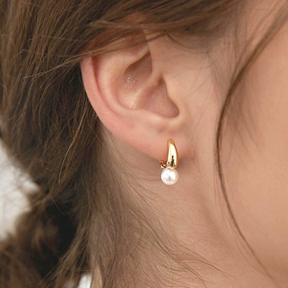 Women's Geometric Pearl Ear Cuff Earrings With Silver Needle And Copper Electroplated Hypoallergenic Vintage Ins Style Jewelry