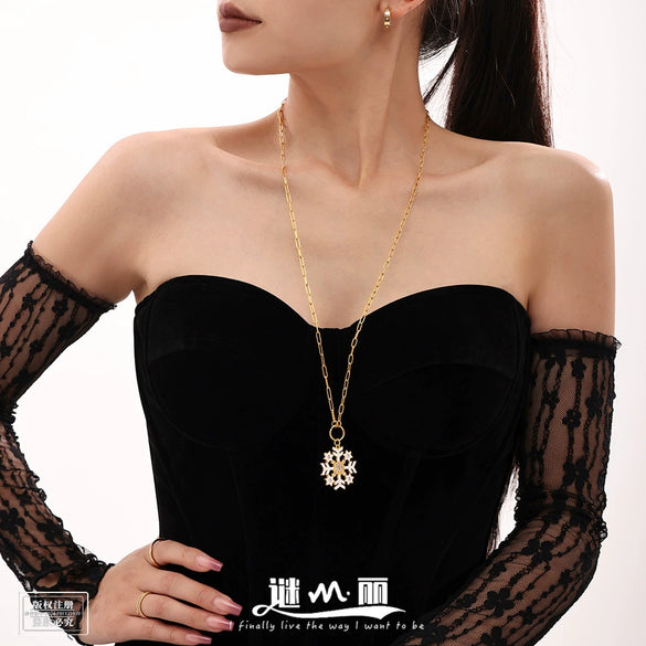 Women's Geometric Snowflake Pendant Necklace With Zircon Detail Electroplated Stainless Steel Regular Chain Light Luxury Style