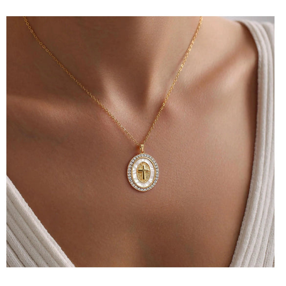 Women's Gold Tone Copper Round Rose Pendant Necklace Elegant Light Luxury Geometric Floral Clavicle Chain With Electroplated Finish
