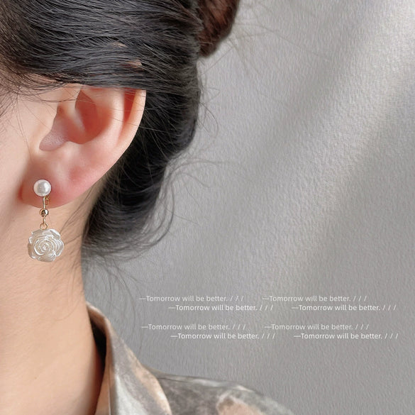 Women's Handmade Camellia Flower Stud Earrings With Imitation Pearl And Silver Needle Sweet Fashion Floral Earrings