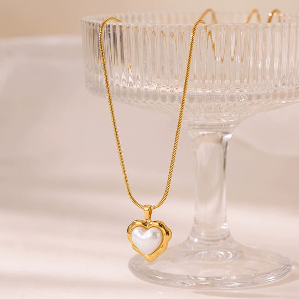 Women’s Heart Pattern Stainless Steel Necklace With Pearl Detail Geometric Pendant And Electroplated Finish Wholesale