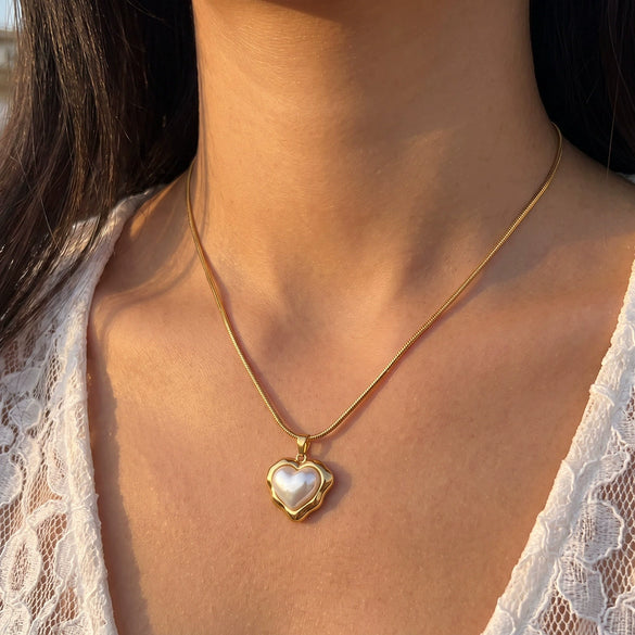 Women’s Heart Pattern Stainless Steel Necklace With Pearl Detail Geometric Pendant And Electroplated Finish Wholesale