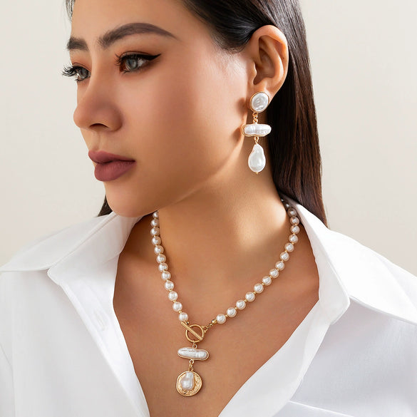 Women's Imitation Pearl Pendant Necklace With Flower And Geometric Pattern Electroplating Treatment Minimalist Style