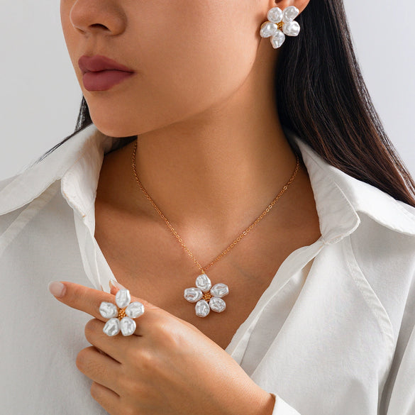 Women's Imitation Pearl Pendant Necklace With Flower And Geometric Pattern Electroplating Treatment Minimalist Style
