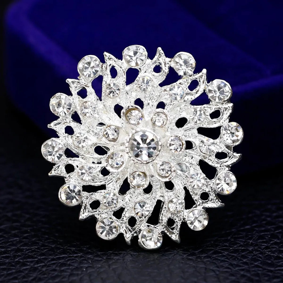 Womens Leaf Rhinestone Heart Hollow Plating Alloy Brooches Nhdr127356