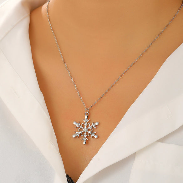 Women's Light Luxury Diamond Snowflake Pendant Necklace Electroplated Zinc Alloy Christmas Holiday Jewelry