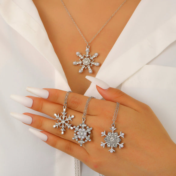Women's Light Luxury Diamond Snowflake Pendant Necklace Electroplated Zinc Alloy Christmas Holiday Jewelry