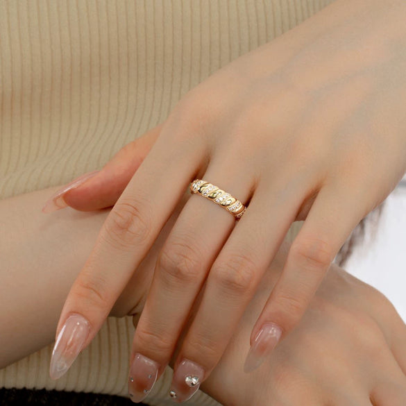 Women's Light Luxury Geometric S925 Sterling Silver Ring With Electroplating And Arc Ties Winding Design