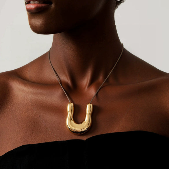 Women's Light Luxury Heart Shaped Alloy Pendant Necklace With Wax Rope Chain Geometric Horseshoe Design Electroplated Sweater Chain Accessory