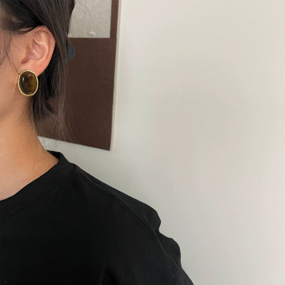 Women's Light Luxury Retro Metal Onyx Oval Geometric Electroplated Stud Earrings