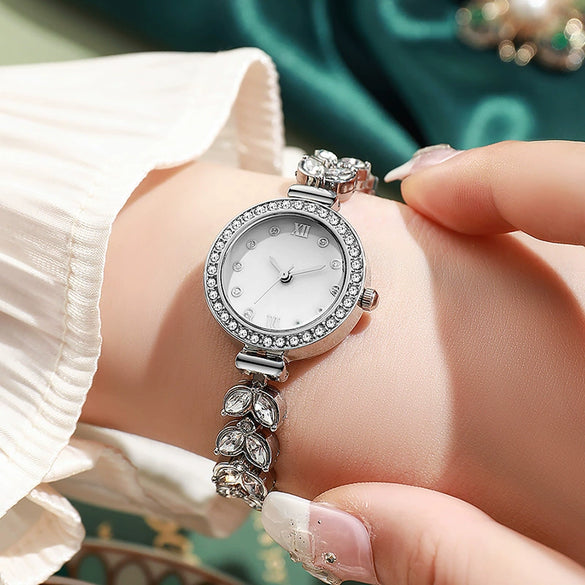 Women's Little Fresh Style Round Dial Zinc Alloy Case Alloy Strap Watch