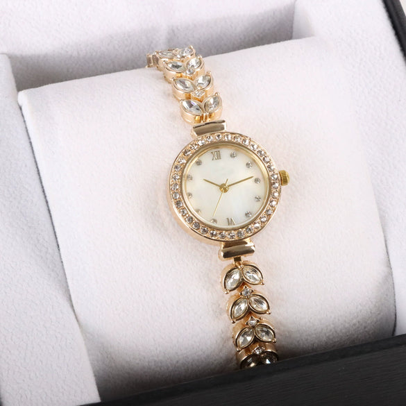 Women's Little Fresh Style Round Dial Zinc Alloy Case Alloy Strap Watch