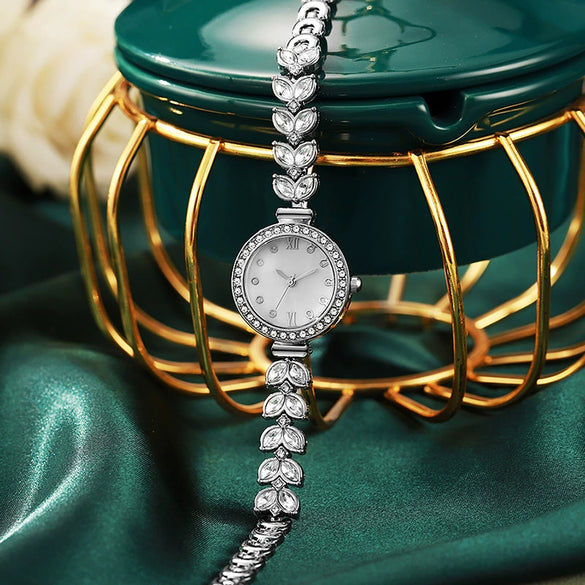 Women's Little Fresh Style Round Dial Zinc Alloy Case Alloy Strap Watch
