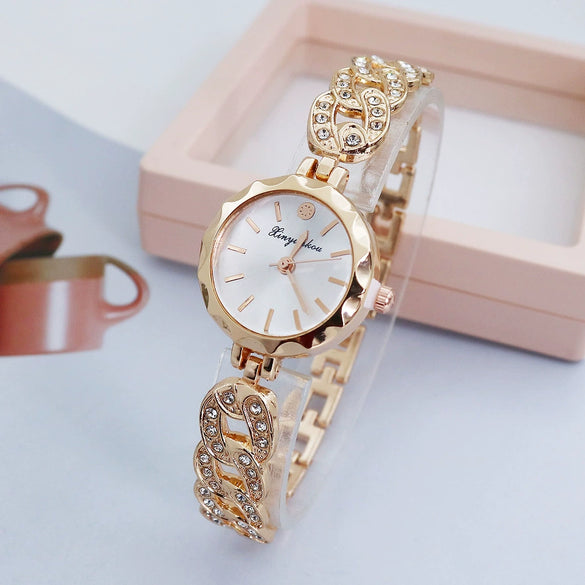 Women's Luxury Alloy Bracelet Watch With Round Dial And Quartz Movement