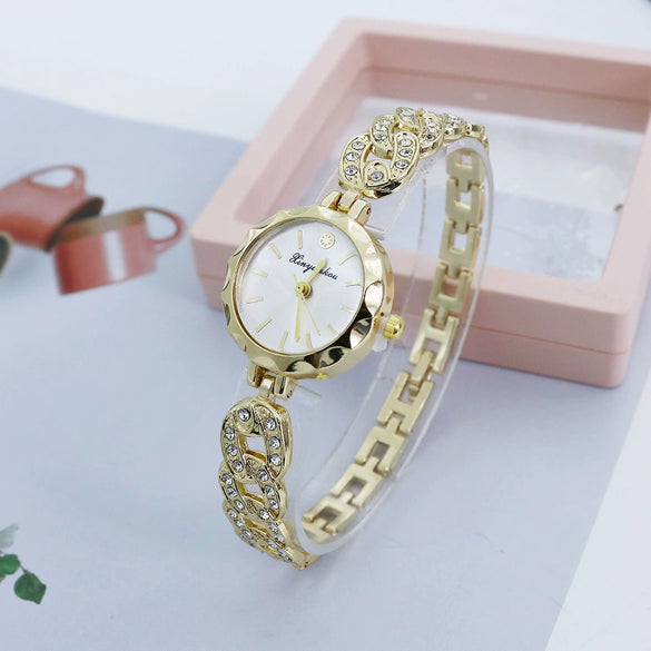 Women's Luxury Alloy Bracelet Watch With Round Dial And Quartz Movement