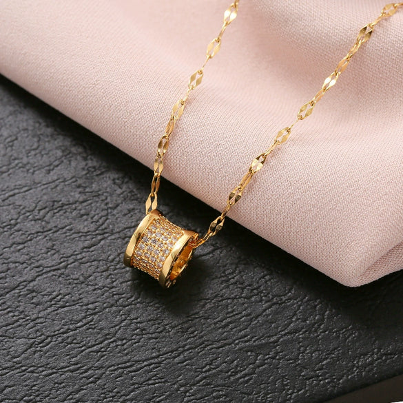 Women's Luxury Small Waist Titanium Steel Necklace With Geometric Design And Diamond Treatment