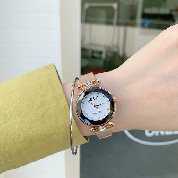 Women's Luxury Style Alloy Case Bracelet Watch With Ordinary Glass Mirror