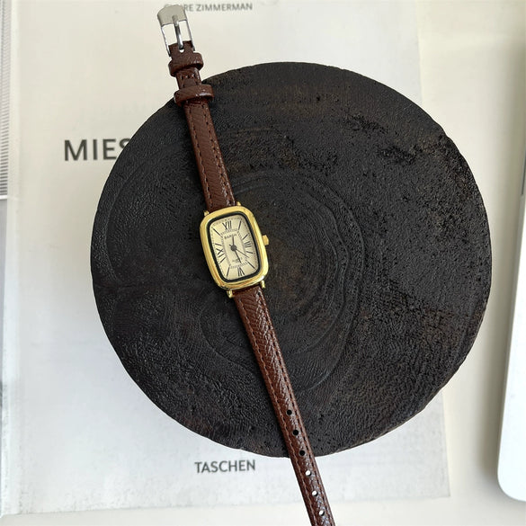 Women's Medieval Style Alloy Watch With Roman Oval Disc Retro Quartz Design