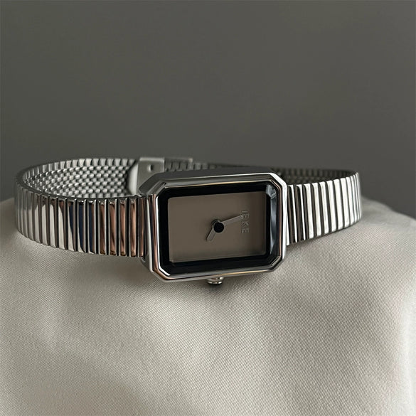Women's Metal Alloy Band Round Dial Quartz Watch