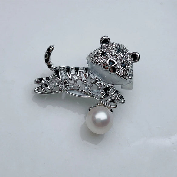 Women's Metal Brooch Accessories With Freshwater Real Pearls And Diamond Design Minimalist Style