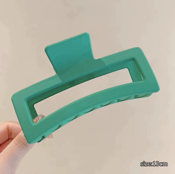 Women's Minimalist Geometric Ps Hair Clip With Paint Treatment And Multiclaw Design