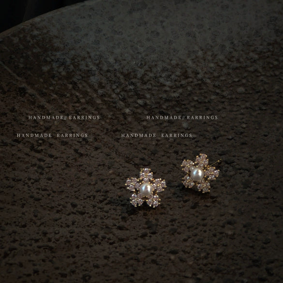 Women's Minimalist Snowflake Zircon Stud Earrings Copper Electroplated Elegant Fashion Earrings With Silver Needle
