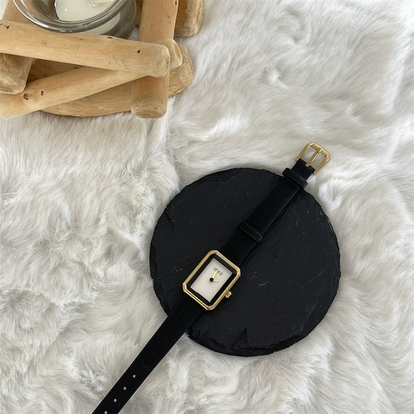 Women's Minimalist Square Alloy Case Quartz Watch With Middle Ages Style