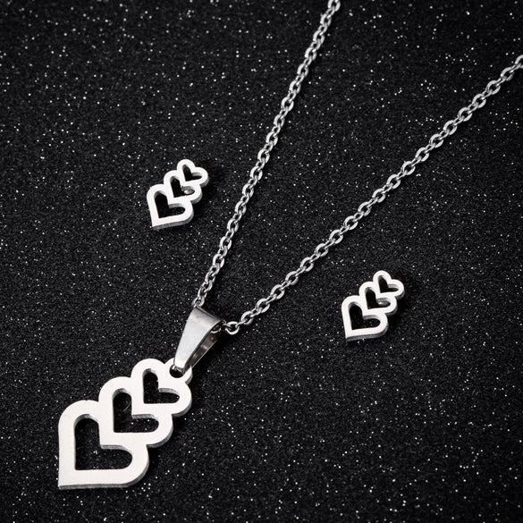 Women's Minimalist Stainless Steel Heart Pendant Necklace With Electroplated Ochain Design