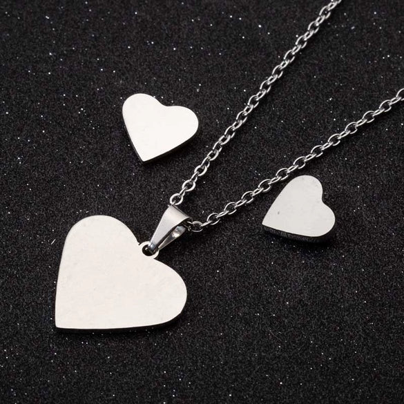 Women's Minimalist Stainless Steel Heart Pendant Necklace With Electroplated Ochain Design