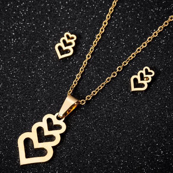 Women's Minimalist Stainless Steel Heart Pendant Necklace With Electroplated Ochain Design