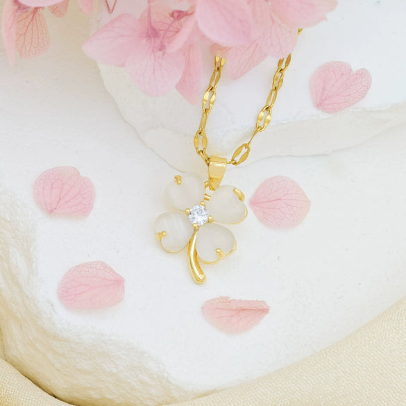 Women's Minimalist Titanium Steel Necklace With Cat's Eye And Fourleaf Clover Real Gold Plated And Enhanced Color Retention