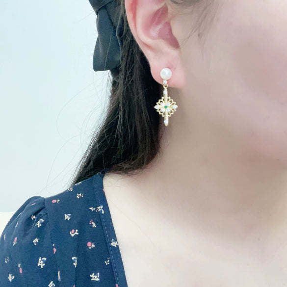 Women's Natural Freshwater Pearl And Alloy Inlaid Gemstone Earrings With Oblate Shape And Retro Style