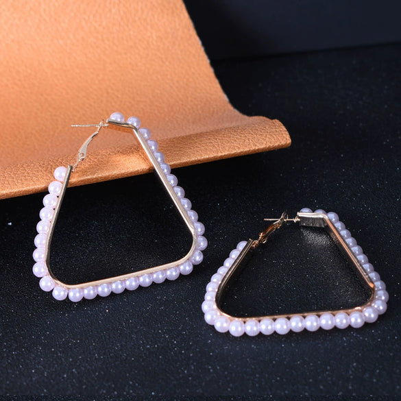 Women's Old Money Style Alloy Pearl Hoop Earrings Geometric Large Circle Electroplated Fashion Earrings