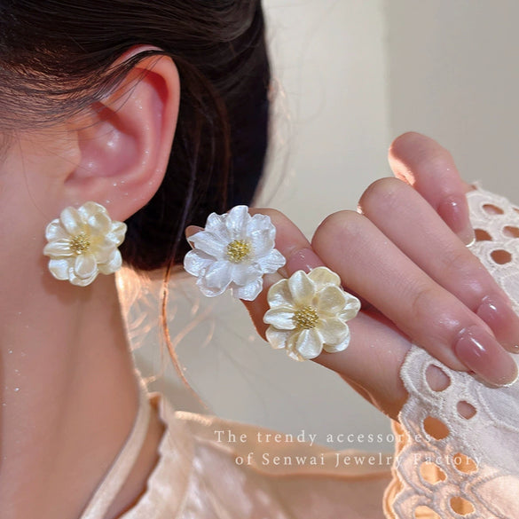 Women's Plastic And Resin Flower Shape Polish Earrings