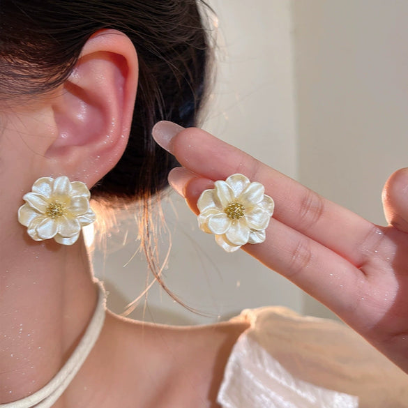 Women's Plastic And Resin Flower Shape Polish Earrings