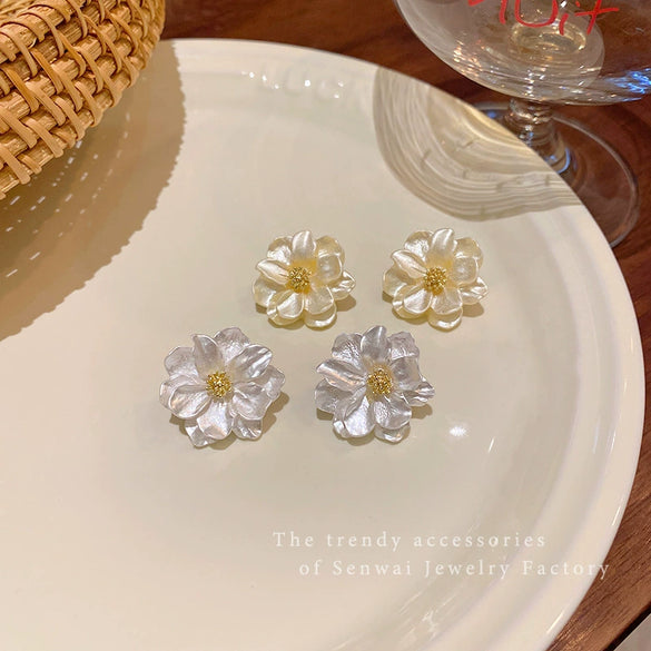Women's Plastic And Resin Flower Shape Polish Earrings