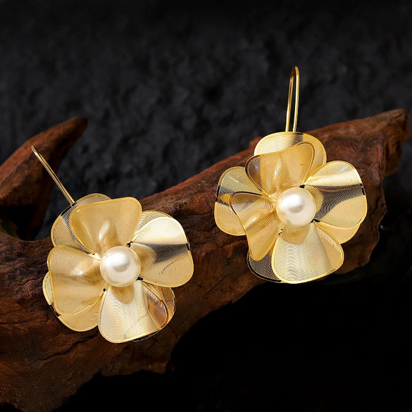 Women's Real Gold Plated Metal Flower Pearl Earrings With Copper Ear Needles Vacation Style Minimalist Fashion Jewelry Wholesale