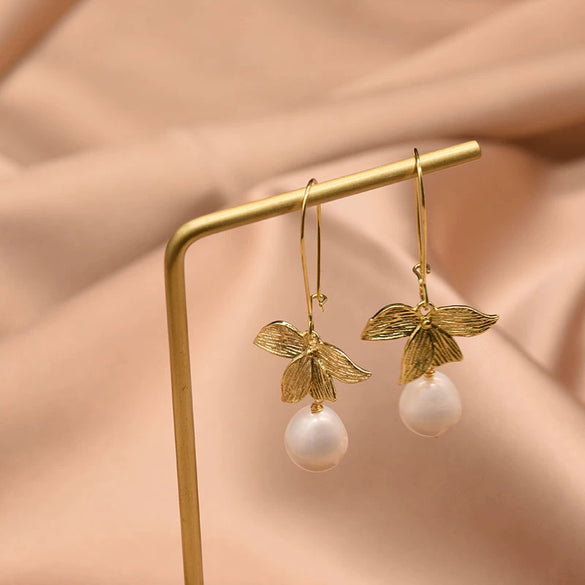 Women's Retro Baroque Pearl Long Hook Earrings Geometric Court Style Electroplated Pearl Dangle Earrings