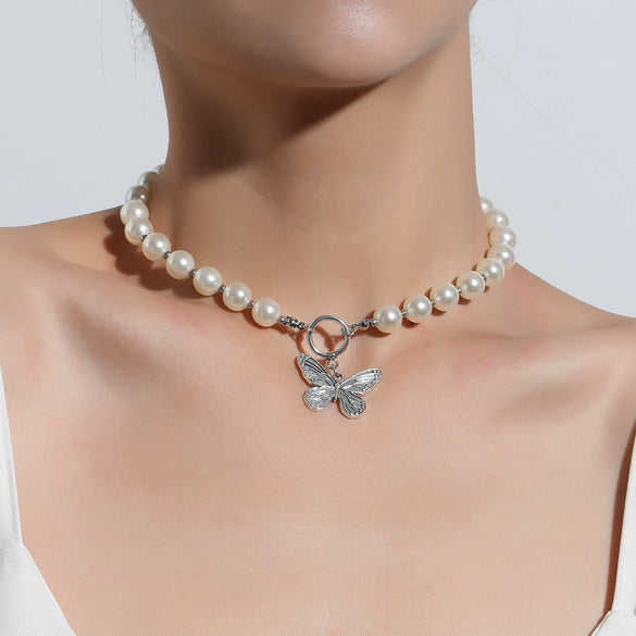 Women's Retro Bow Pendant Necklace Electroplated Zinc Alloy Fashion Jewelry With Regular Chain