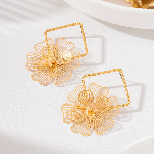 Women’s Retro Fanshaped Pleated Metal Earrings With Vertical Stripes Floral Geometric Design And Electroplated Finish