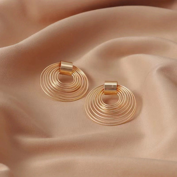 Women's Retro Geometric Hoop Earrings In Electroplated Iron With A Bold Old Money Style